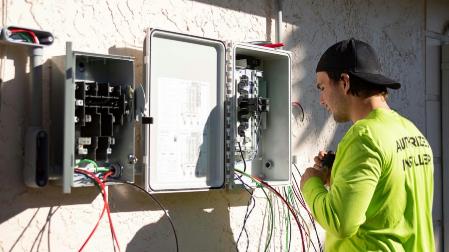 Elektriker bei der Arbeit