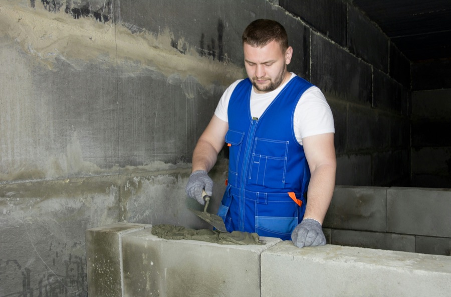 Maurer bei der Arbeit